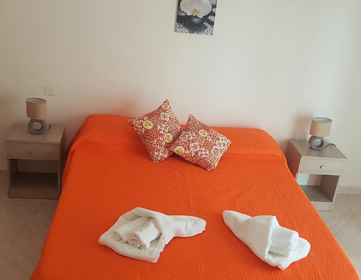 B&B La Costa Di Naxos จีอาร์ดีนี นักซอส ภายนอก รูปภาพ