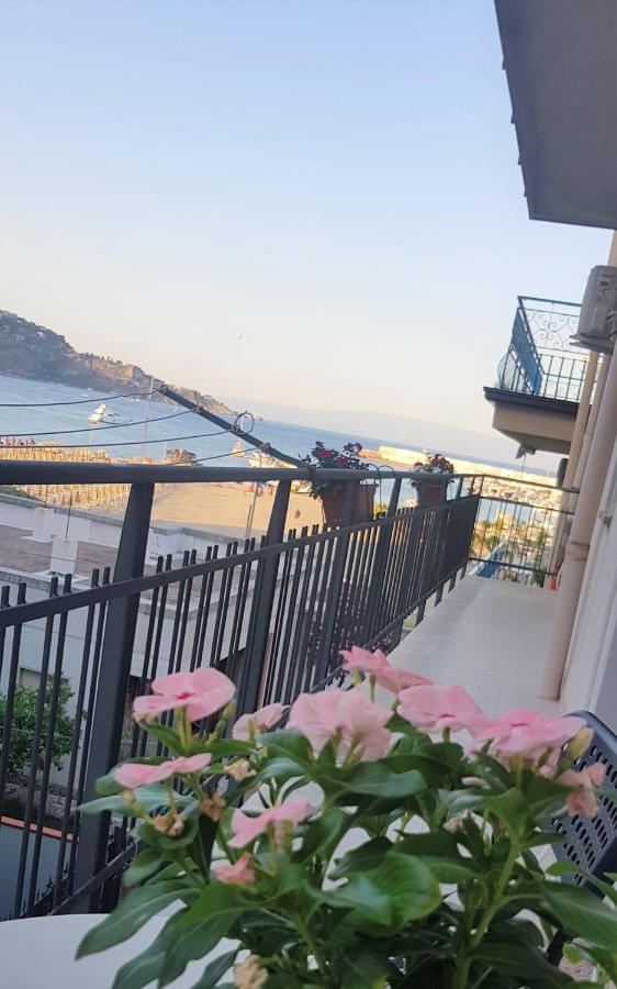 B&B La Costa Di Naxos จีอาร์ดีนี นักซอส ภายนอก รูปภาพ