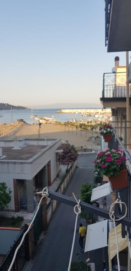 B&B La Costa Di Naxos จีอาร์ดีนี นักซอส ภายนอก รูปภาพ