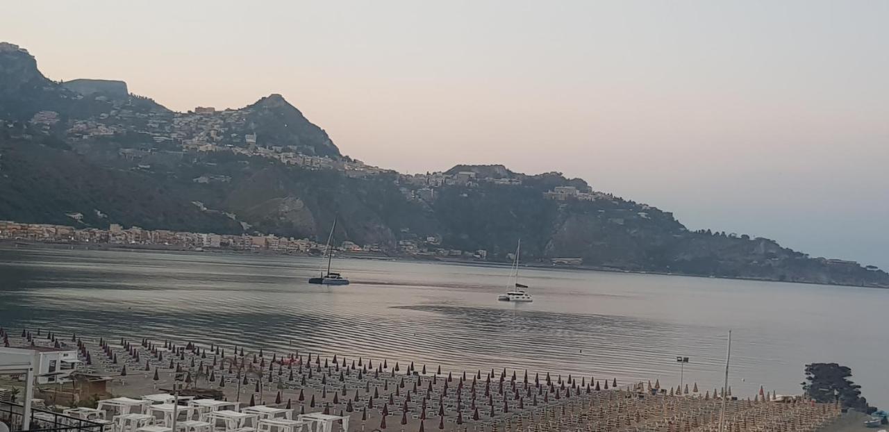 B&B La Costa Di Naxos จีอาร์ดีนี นักซอส ภายนอก รูปภาพ